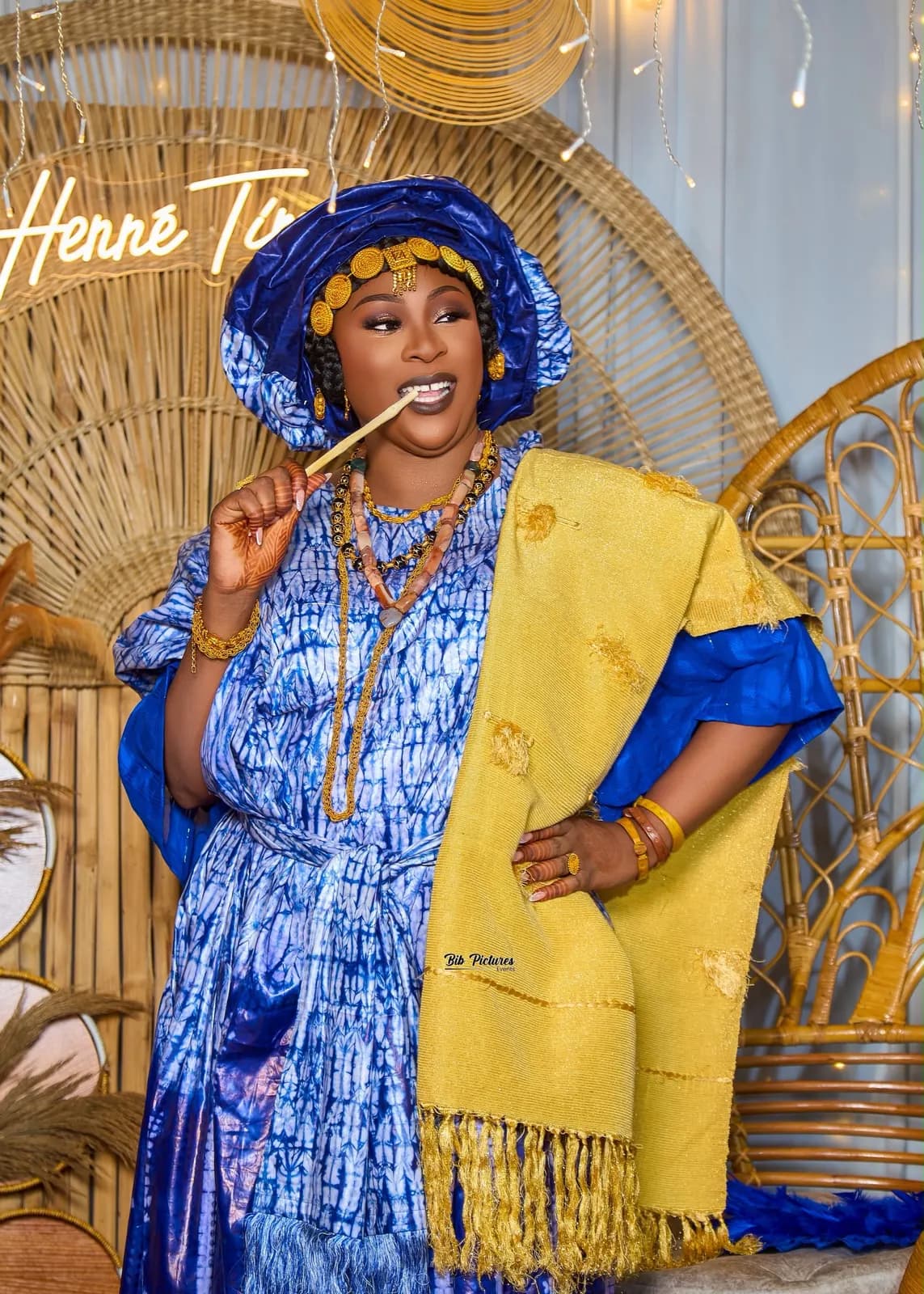 Henné Time, fête entre femmes avant le mariage, tenue bleue et décor en rotin.
