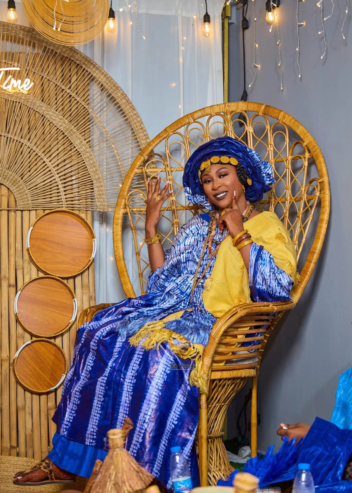 Henné Time, fête entre femmes avant le mariage, tenue bleue et décor en rotin.