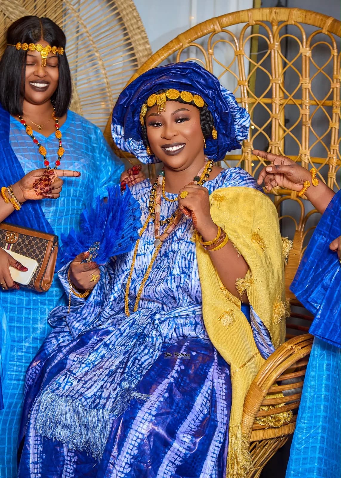 Henné Time, fête entre femmes avant le mariage, tenue bleue et décor en rotin.