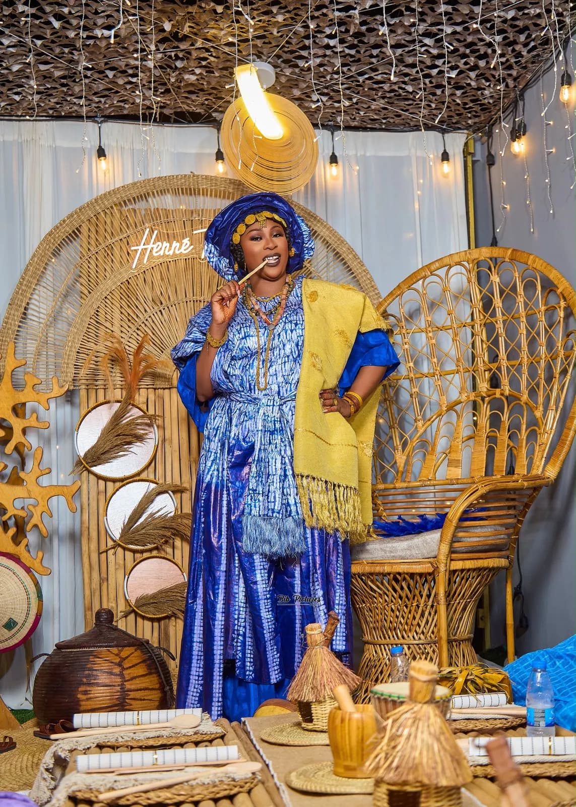 Henné Time, fête entre femmes avant le mariage, tenue bleue et décor en rotin.