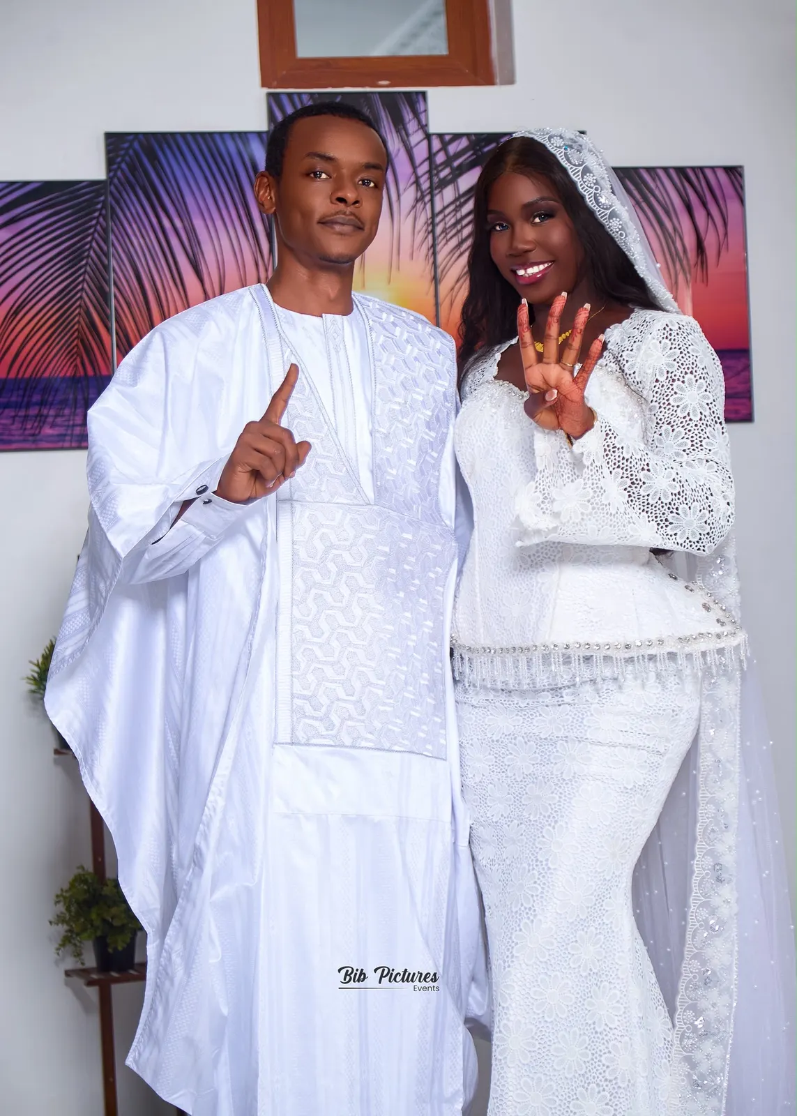 Mariage en blanc, couple en tenues blanches.