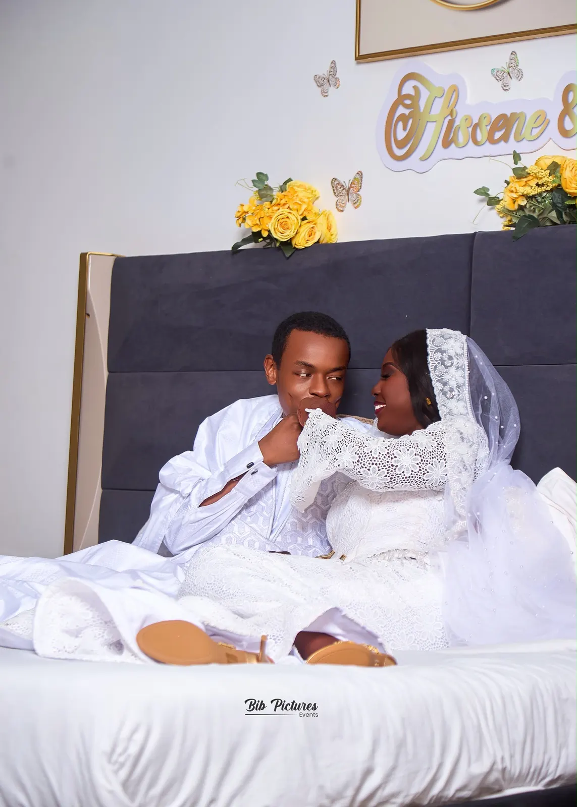 Mariage en blanc, couple en tenues blanches.