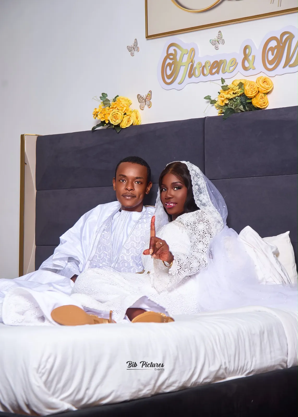 Mariage en blanc, couple en tenues blanches.