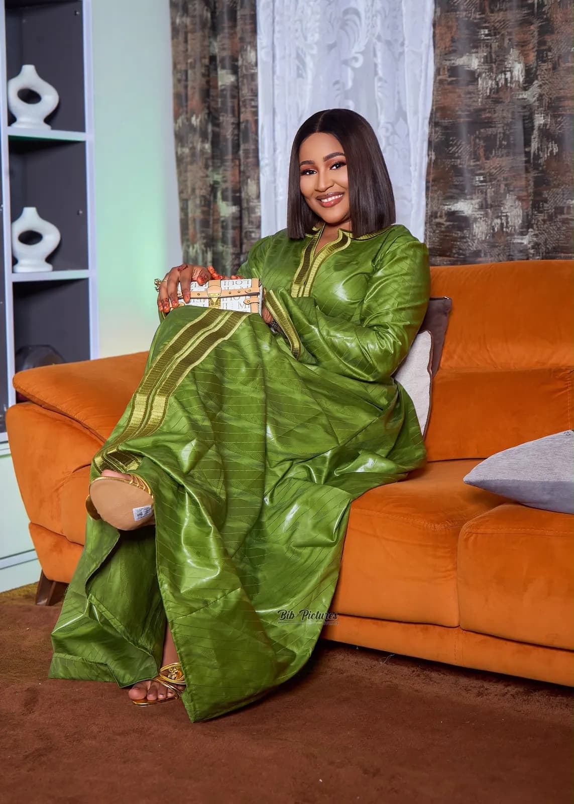 Tenue de Tabaski : grand boubou bleu, bazin vert ou dentelle rose.