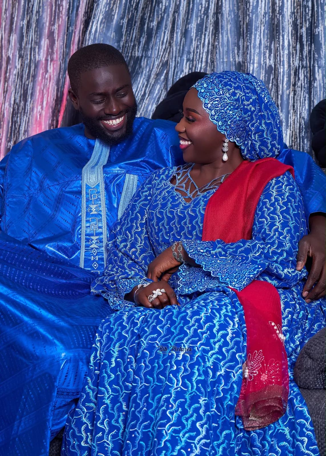 Tenue de Tabaski : grand boubou bleu, bazin vert ou dentelle rose.