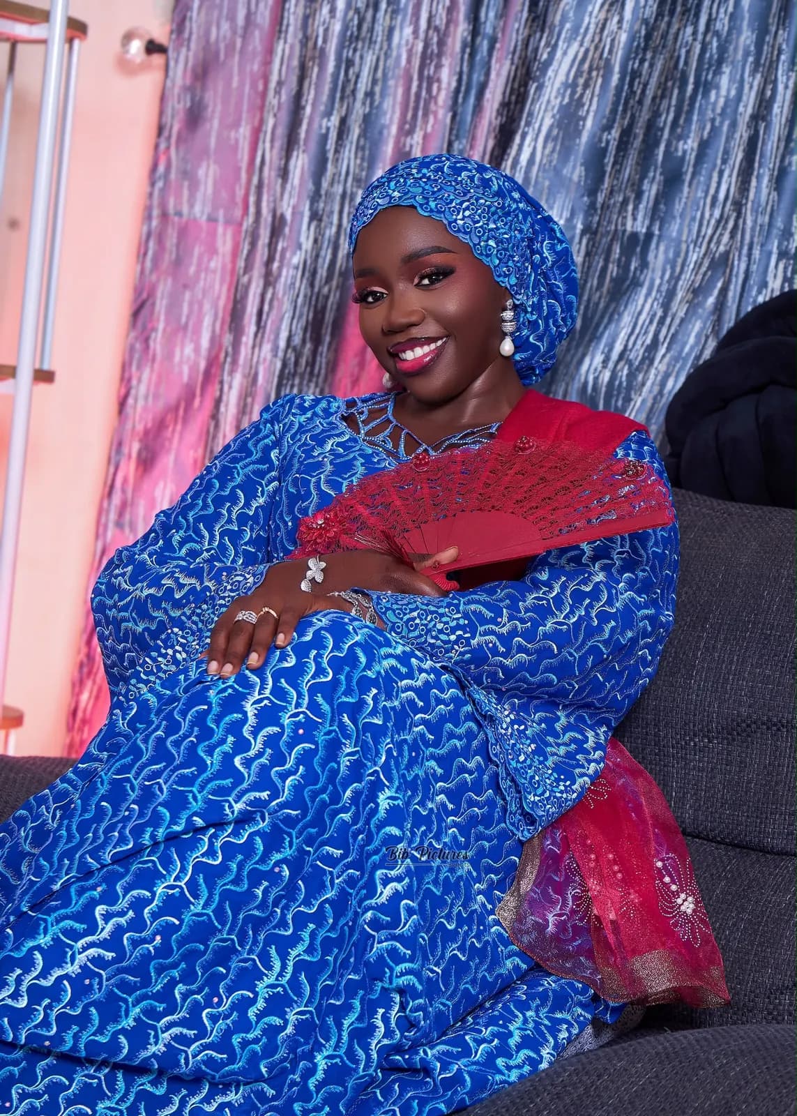 Tenue de Tabaski : grand boubou bleu, bazin vert ou dentelle rose.
