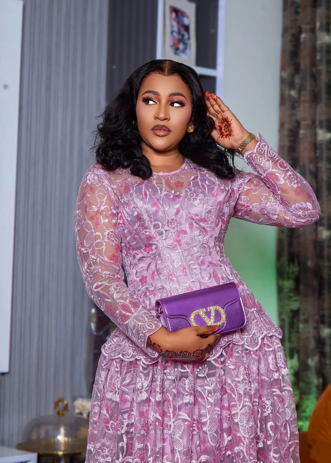 Tenue de Tabaski : grand boubou bleu, bazin vert ou dentelle rose.
