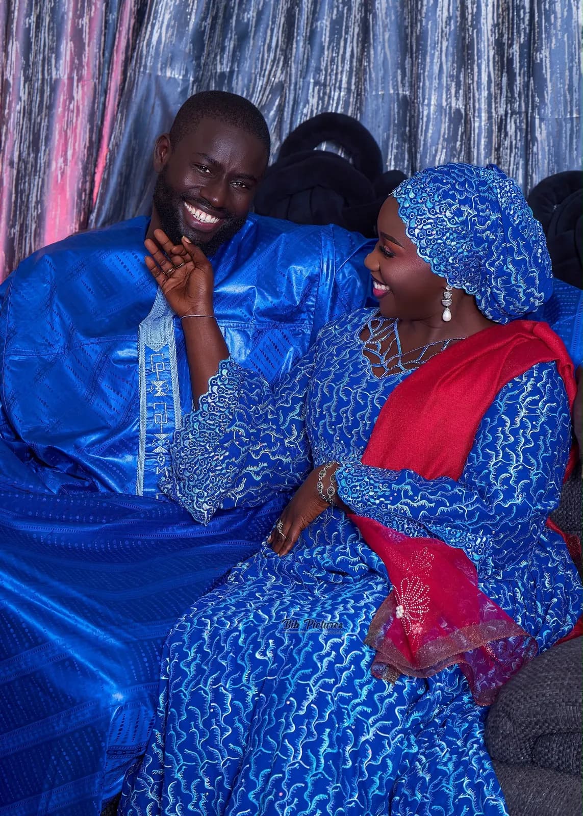 Tenue de Tabaski : grand boubou bleu, bazin vert ou dentelle rose.