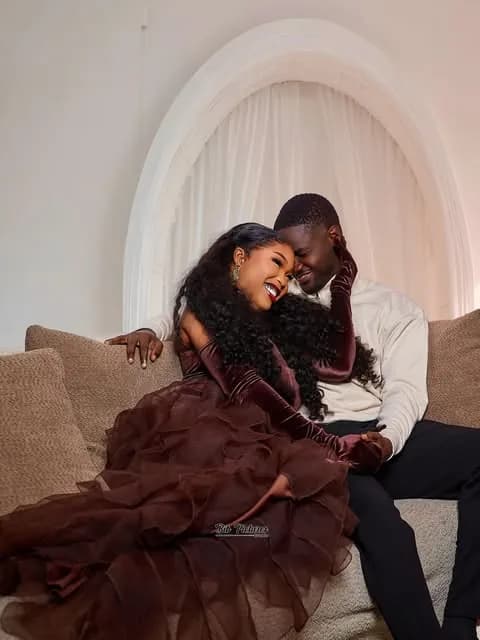 Couple sur un canapé, robe en tulle marron.